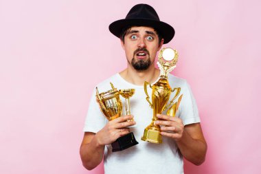 Altın kadehli bir adam