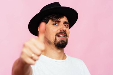 Adam baş parmağını gösteriyor.