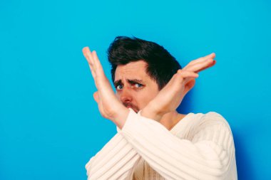 Adam korkudan korkuyor.