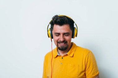 Stüdyoda poz veren adam