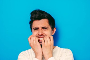 Stüdyoda poz veren adam