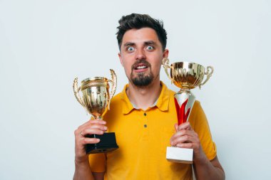 Altın kadehli bir adam