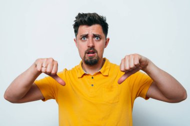 Adam baş parmak hareketi gösteriyor.