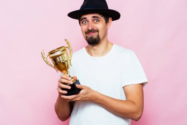 Altın kadehli bir adam