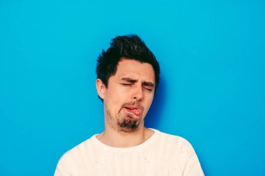 Stüdyoda poz veren adam