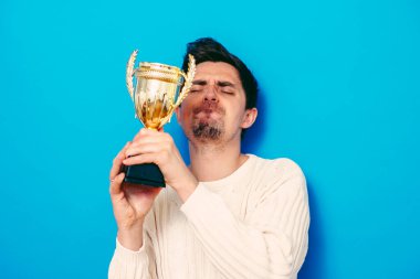 Altın kadehli bir adam