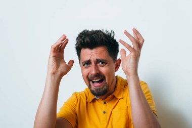 Adam korkudan korkuyor.