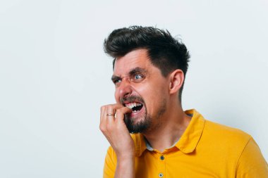 Adam tırnaklarını yiyor.