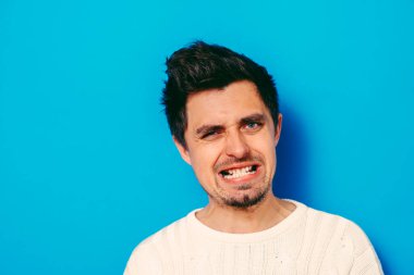 Stüdyoda poz veren adam