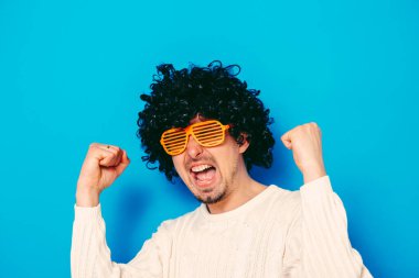 Gözlüklü ve peruklu komik inek..