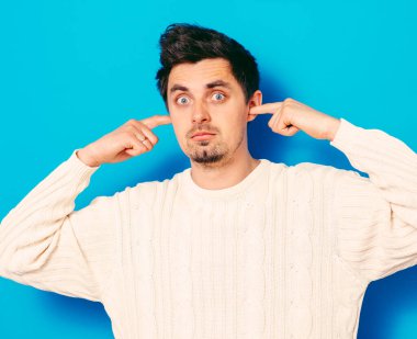 Stüdyoda poz veren adam