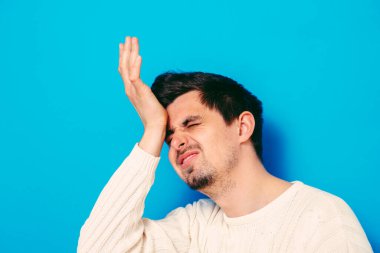 Stüdyoda poz veren adam