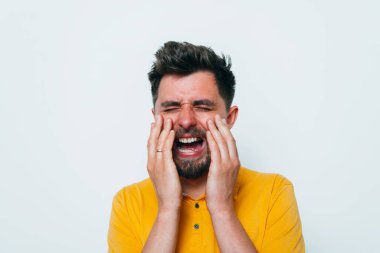 Adam korkudan korkuyor.