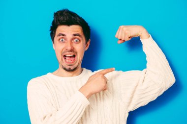 Adam ona kaslarını gösteriyor.