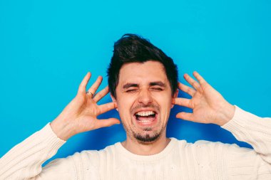 Stüdyoda poz veren adam