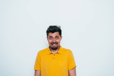 Stüdyoda poz veren adam