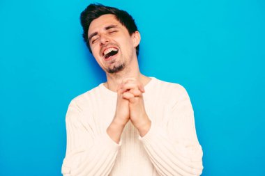 Stüdyoda poz veren adam