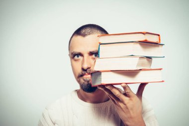 Elinde kitap olan adam.