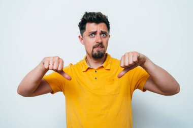 Adam baş parmak hareketi gösteriyor.