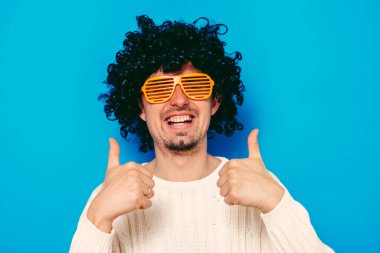 Gözlüklü ve peruklu komik inek..