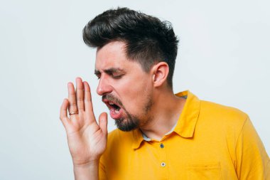 Stüdyoda poz veren adam