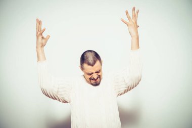 Neşeli, çok mutlu bir adam.