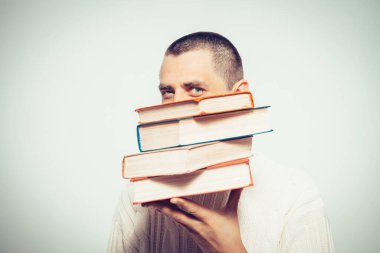 Elinde kitap olan adam.