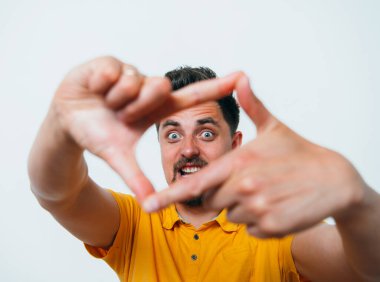 Adam el çerçevesi yapıyor.