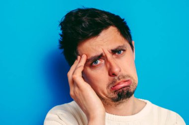 Stüdyoda poz veren adam