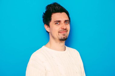 Stüdyoda poz veren adam