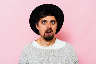 Stüdyoda poz veren adam