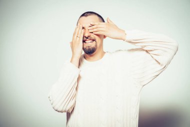 Erkekler gözlerini onun elleriyle kapatır.