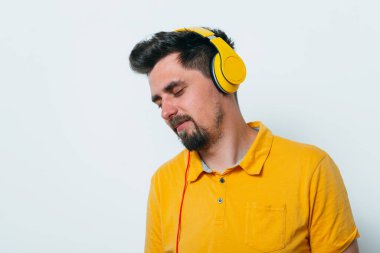 Stüdyoda poz veren adam