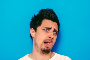 Stüdyoda poz veren adam