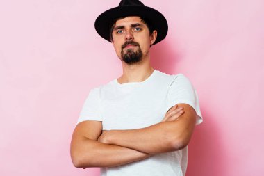 Kollarını kavuşturmuş bir adamın portresi.