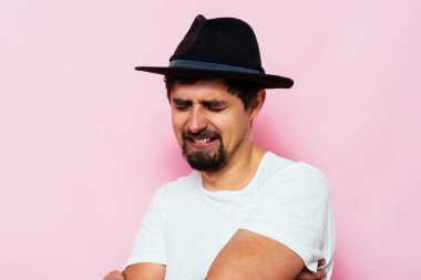 Kollarını kavuşturmuş bir adamın portresi.