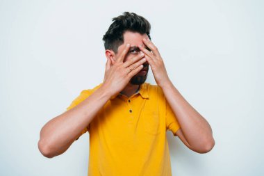 Erkekler gözlerini onun elleriyle kapatır.