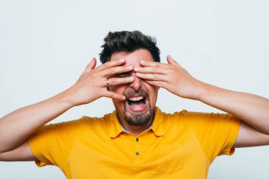 Parmaklarından İzle.