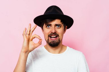 Adam her şeyin yolunda olduğunu gösteriyor, merak etme. Her şey yolunda. Jest yap. Portreyi kapat.