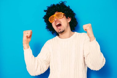 Gözlüklü ve peruklu komik inek..