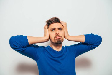 Fotoğraf stüdyosunda poz veren genç adam.