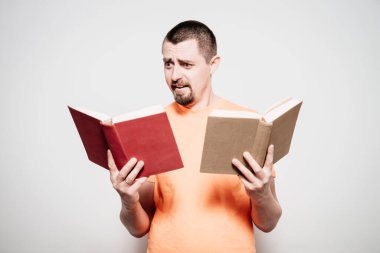 Elinde kitap olan adam.