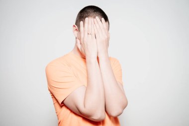 Erkekler gözlerini onun elleriyle kapatır.