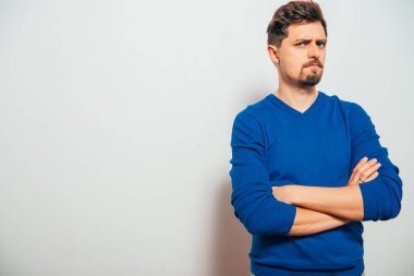 Kollarını kavuşturmuş bir adamın portresi.