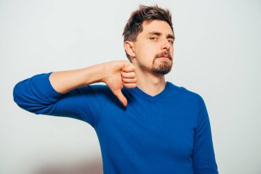 Fotoğraf stüdyosunda poz veren genç adam.