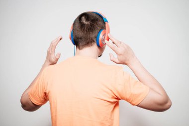 Fotoğraf stüdyosunda poz veren genç adam.