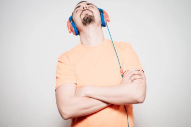 Fotoğraf stüdyosunda poz veren genç adam.