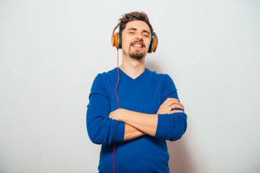 Fotoğraf stüdyosunda poz veren genç adam.