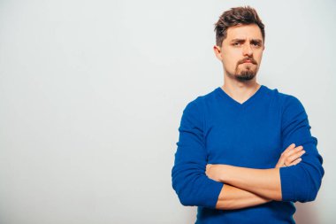 Kollarını kavuşturmuş bir adamın portresi.