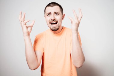 Fotoğraf stüdyosunda poz veren genç adam.